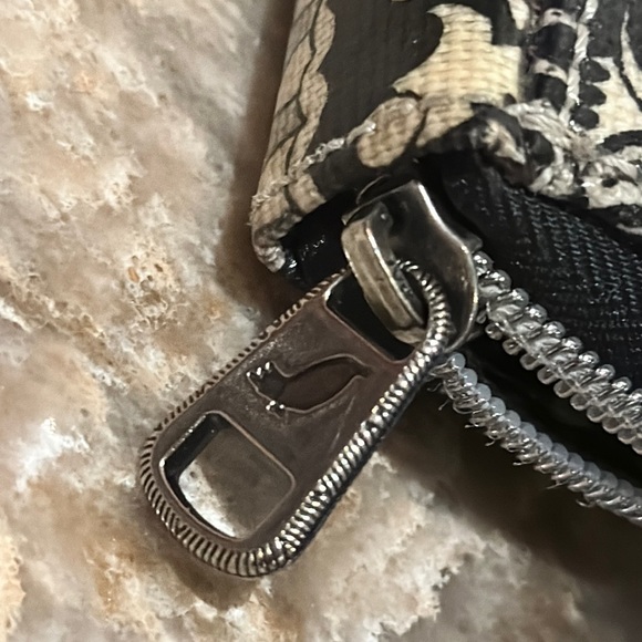 Sakroots Cross Body / wristlet Wallet artsy black cream doodle smartphone pocket - Picture 13 of 17